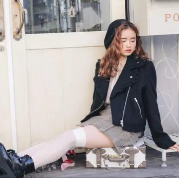 프릴이 달린 블랙 라이더 자켓