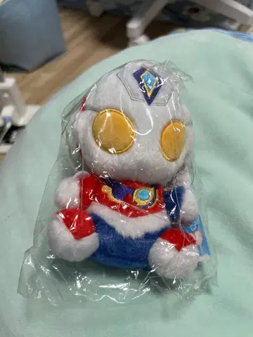 울트라맨 데커 복슬복슬 앉은 봉제 인형