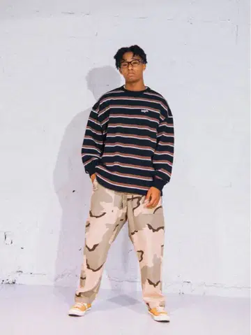 Haight 보더 맨투맨