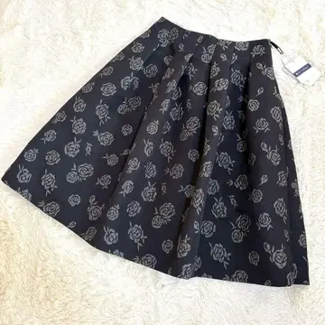 미사용 새상품 엠즈 그레이시 장미가 떠오르는 자카드 스커트