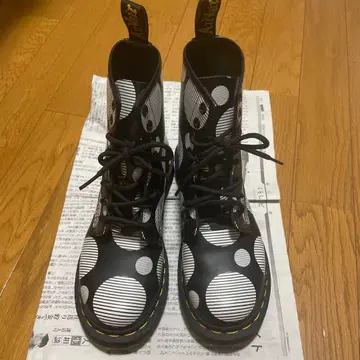 닥터마틴 8홀 폴카 도트 부츠