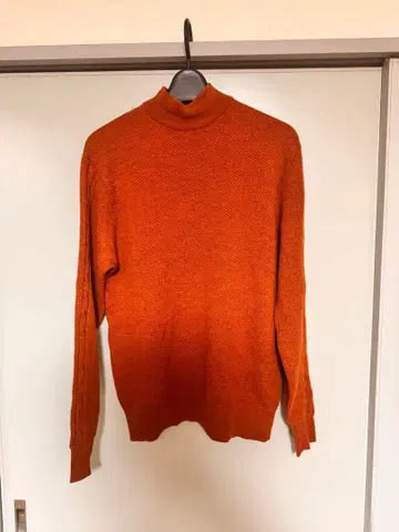 오렌지 모크넥 니트 스웨터