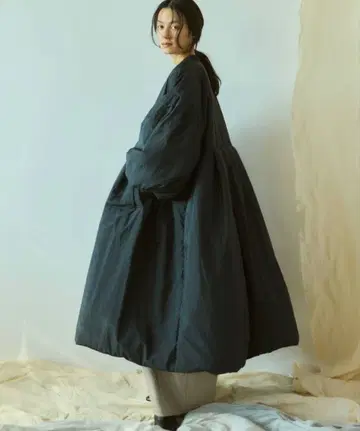 다크 그레이 볼륨 슬리브 다운 자켓