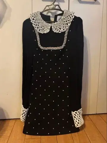 블랙 펄 장식 긴팔 원피스