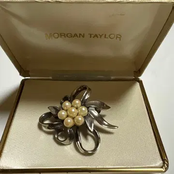 MORGAN TAYLOR 펄 장식 브로치 앤티크