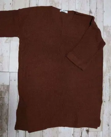 브라운 V넥 스웨터