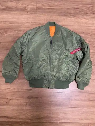 알파 인더스트리 MA-1 플라이트 자켓