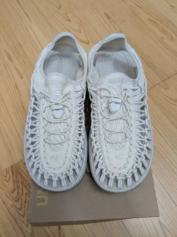 KEEN 화이트 샌들