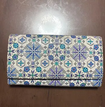 아사쿠사 문고 카부세 꽃무늬 엠보싱 가공 장지갑 (블루 계열)