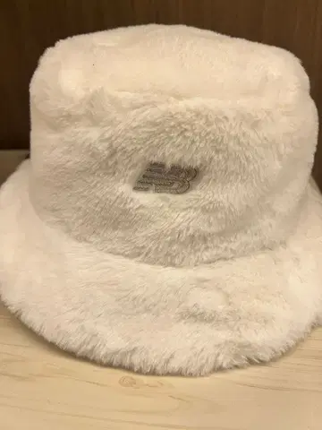 New Balance 화이트 퍼 햇