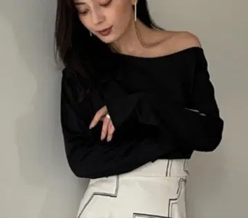 anuans 원숄더 드레이프 티셔츠 블랙