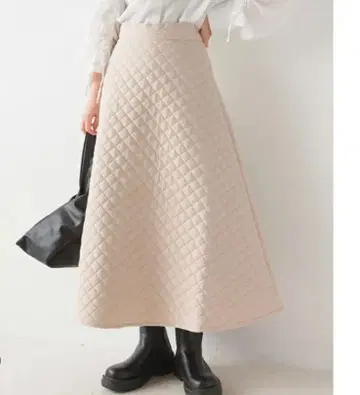 [ 새상품 ] 베이지 퀼팅 플레어 스커트 롱 기장 omnes