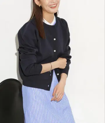 새상품급 나노 유니버스 블랙 펄 버튼 가디건 네이비