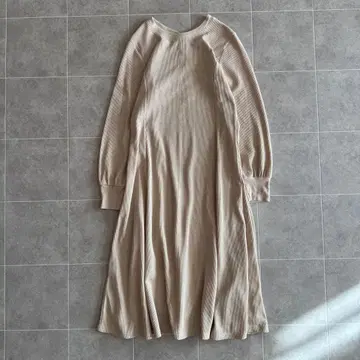 캐주얼 GU 와플 소재 롱 원피스 베이지 긴팔 플레어 실루엣