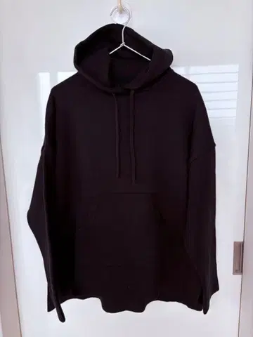 두지엠 클라세 블랙 후드 부착 오버 사이즈 니트