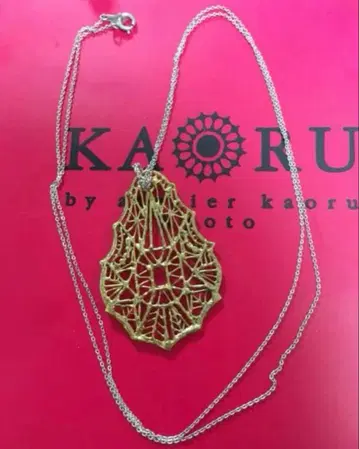 아틀리에 카오루 Kaoru 레이스 모티브 롱 목걸이 놋쇠