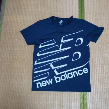 New Balance 네이비 티셔츠와 옅은 그린색 긴팔 셔츠