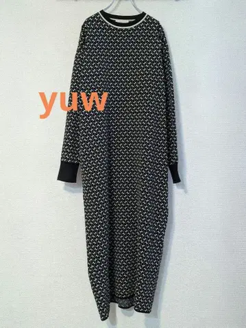 [ 새상품급 ] Yuw 리본 무늬 자카드 니트 롱 원피스 블랙 화이트