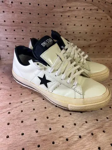 ONE STAR 화이트/블랙 스니커즈