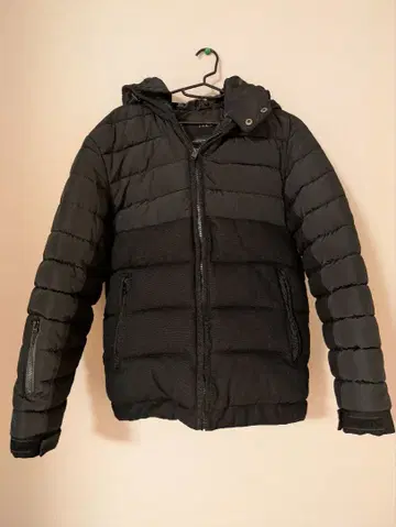 자라 이소재 절개 블랙 다운 자켓 후드 부착