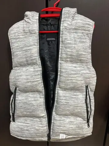 후드 부착 그레이 다운 베스트