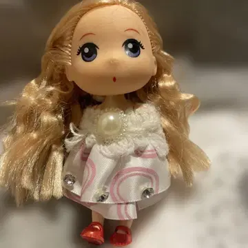 귀여운 인형 화이트 핑크 드레스