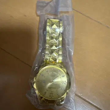 골드 캐주얼 워치 날짜 표시