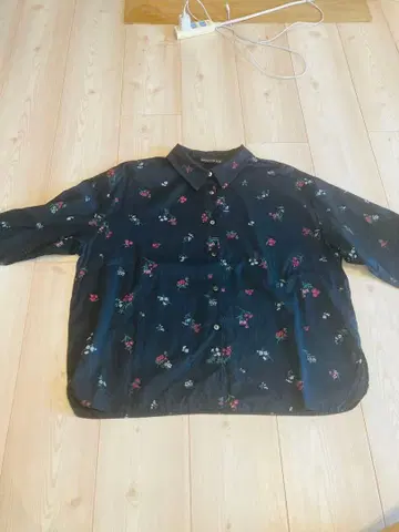 새상품급 플라워 프린트 셔츠 미즈이로 인드 블랙