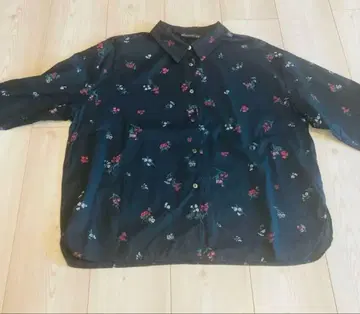 새상품급 플라워 프린트 셔츠 미즈이로 인드 블랙