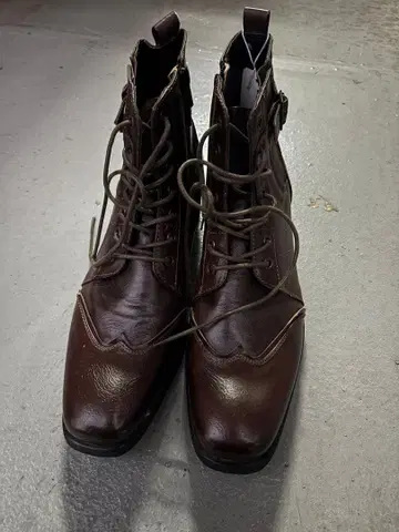 다크 브라운 가죽 레이스업 부츠 브라운