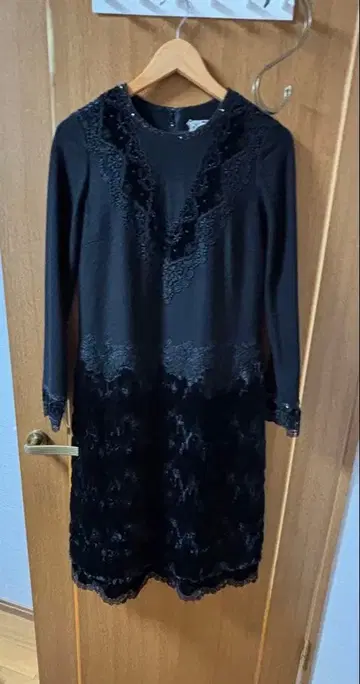 레이스 장식 블랙 원피스