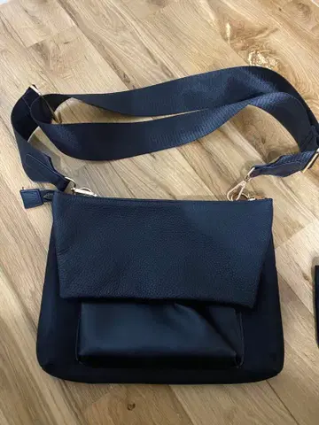 블랙 가죽과 나일론 숄더백