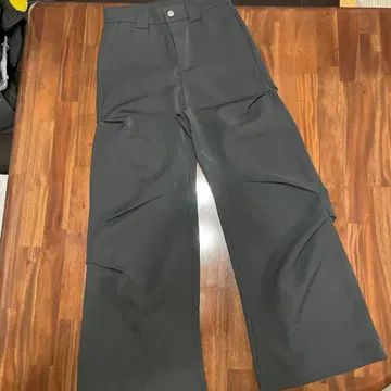 다크 그레이 와이드 팬츠 버튼 포함