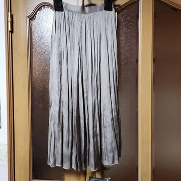 [ 미사용 새상품 ] 내추럴 뷰티 베이직 그레이지 새틴 스커트