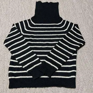 titty&co. 보더 하이넥 니트 스웨터