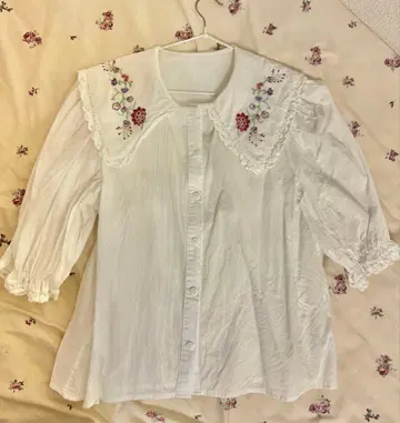 꽃 자수 카라 블라우스