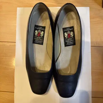 MIHAMA 블랙 가죽 펌프스