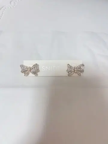 SNIDEL 리본형 크리스탈 귀걸이