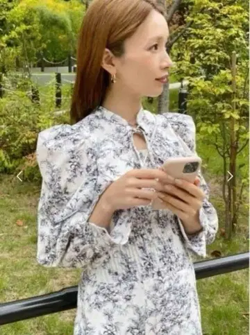 WEB 한정판 스나이델 [ S ] 데콜테 오픈 원피스