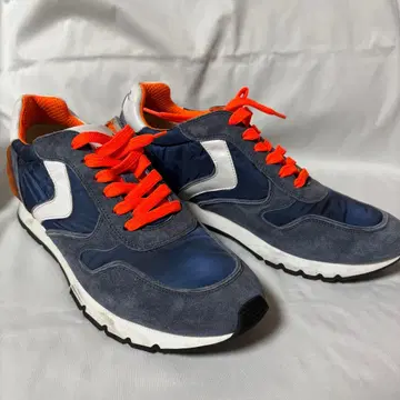네이비/오렌지 스니커즈