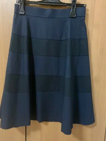 네이비 플레어 스커트 무릎 기장 가로 스트라이프