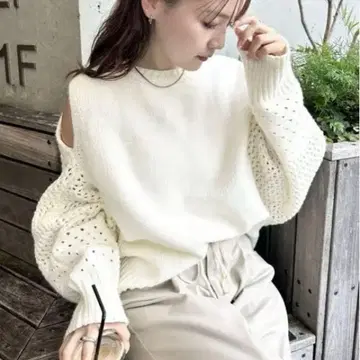 미스틱 숄더 슬릿 니트