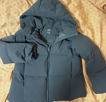 유니클로 후드 부착 심리스 다운 자켓 올리브