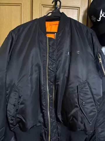 LE SSERAFIM x Alpha Industries 콜라보 재킷