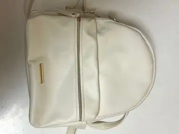 화이트 백팩 심플한 디자인