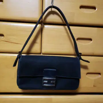 블랙 스웨이드 숄더백 플랩식