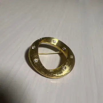 골드 브로치 스톤 포함