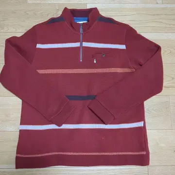 빨간색 스트라이프 하프 지퍼 니트 스웨터