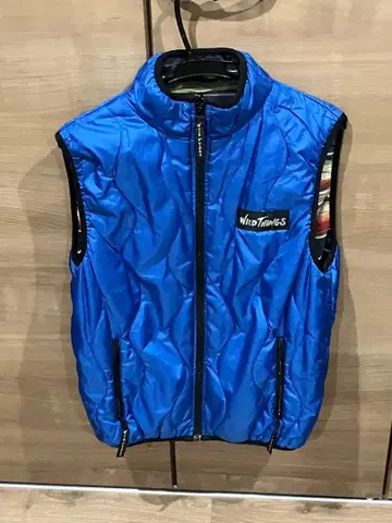 WILD THINGS 다운 베스트 파랑 스트라이프