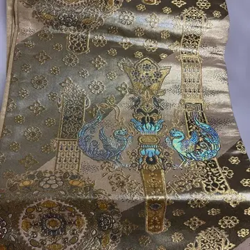 화려한 골드 컬러와 은색의 후쿠로 오비